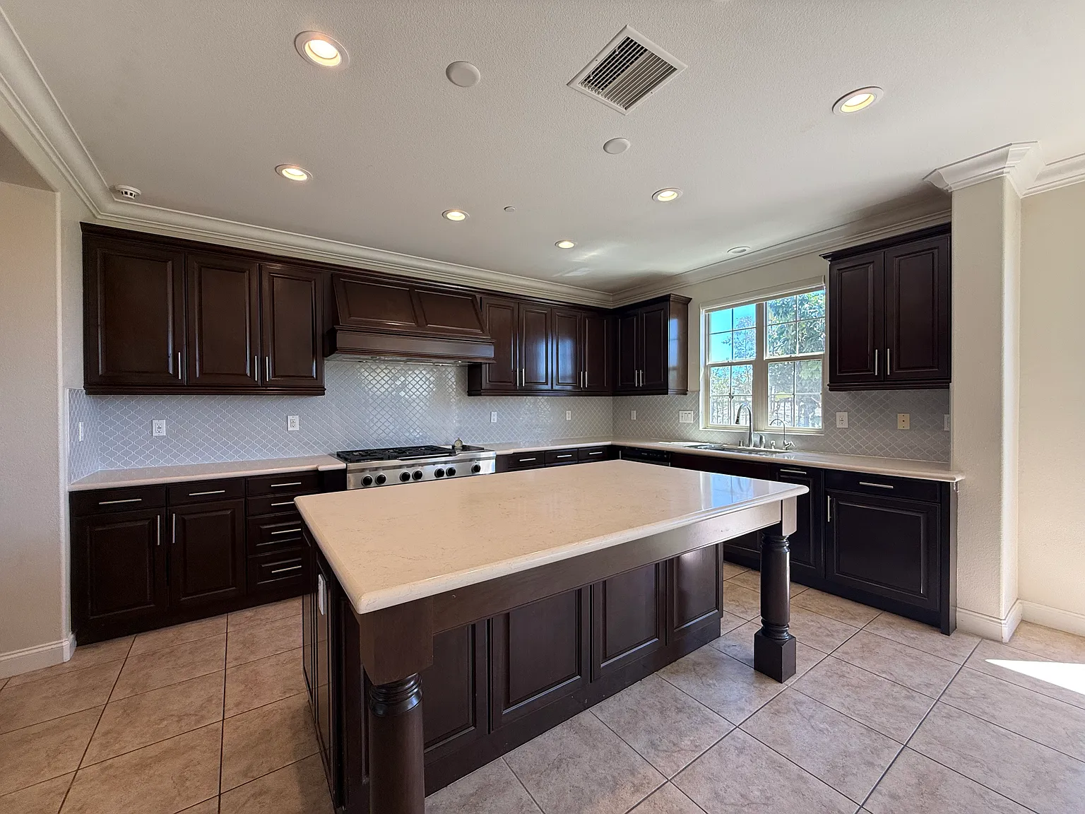 5 bed, 5.5 bath, 4100 sqft, $7,700 — Photo 2