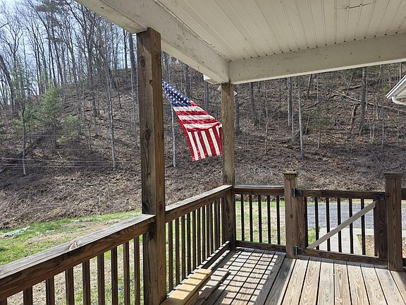 4th image of 137 King Henry Cir