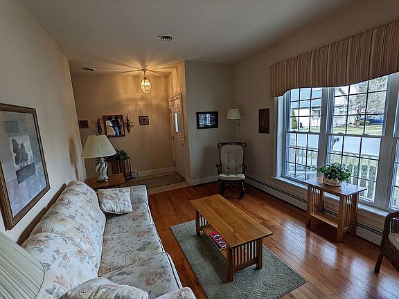 4th image of 19 Thoroughbred Dr