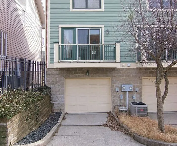 712 N East St — Photo 15
