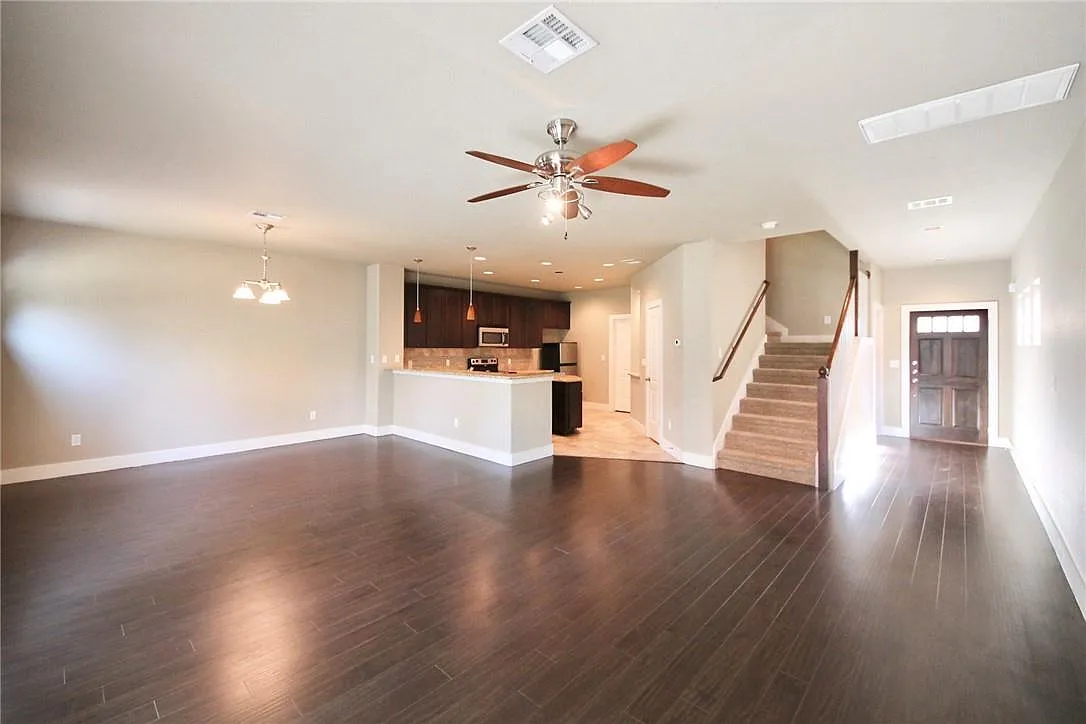 3 bed, 2.5 bath, 1814 sqft, $2,510 — Photo 2