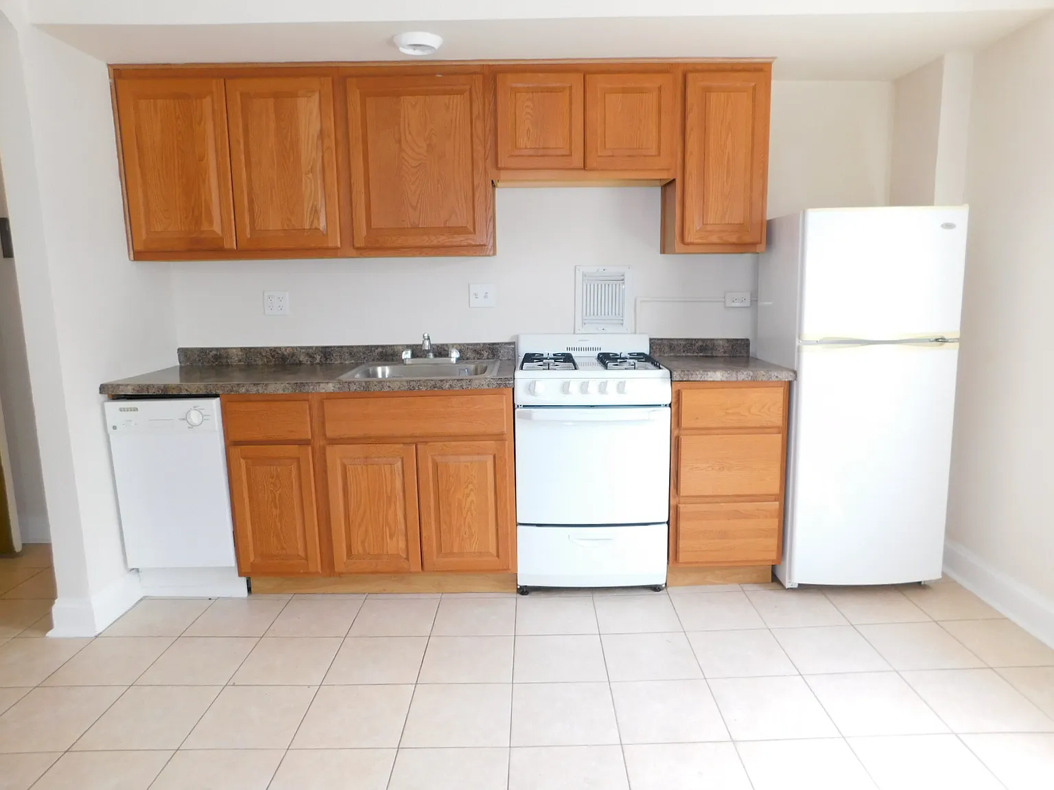Studio, 400 sqft, $1,425 — Photo 3