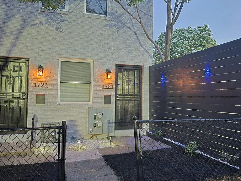 1721 Gales Pl NE — Photo 2