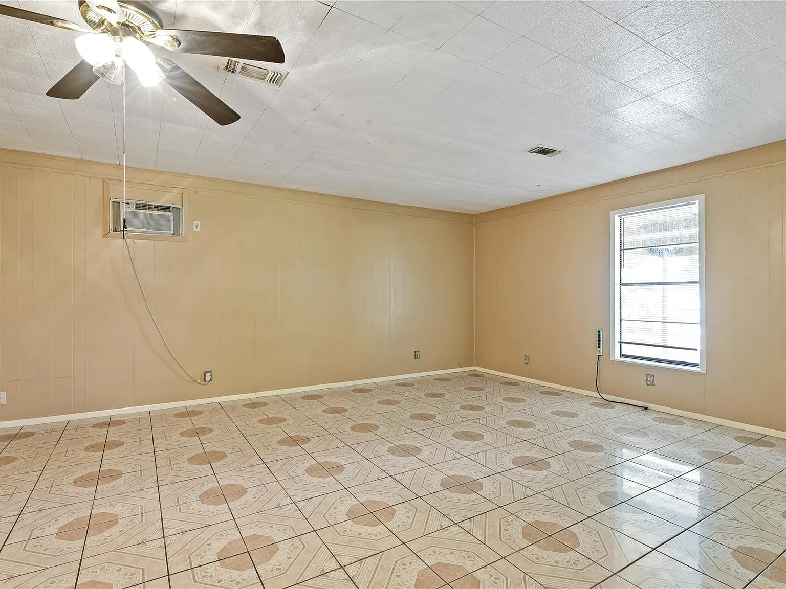 3 bed, 1.0 bath, 1488 sqft, $1,750 — Photo 3