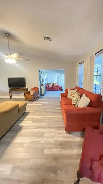 3 bed, 2464 sqft, $3,695 — Photo 4