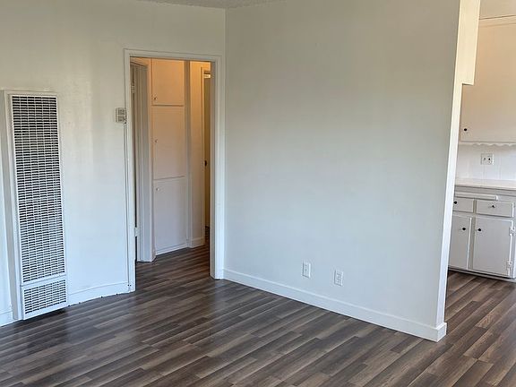 3rd image of 916 W 84th St APT 5
