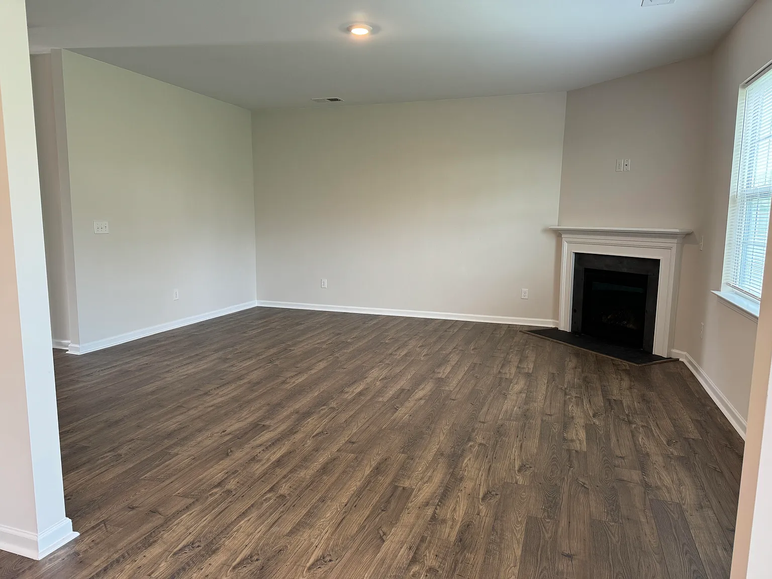 4 bed, 2.5 bath, 2692 sqft, $2,350 — Photo 2