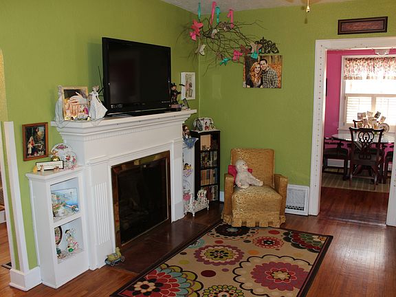 Living room w/ gas fireplace