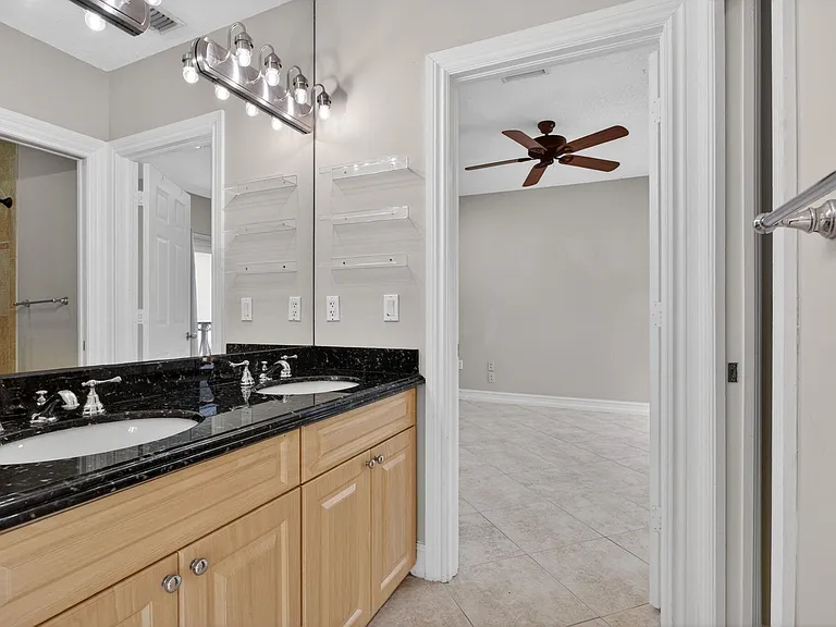 4901 NE 29th Ave — Photo 39