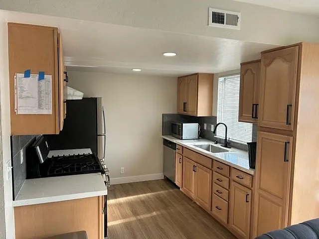 2 bed, 1025 sqft, $3,500 — Photo 2