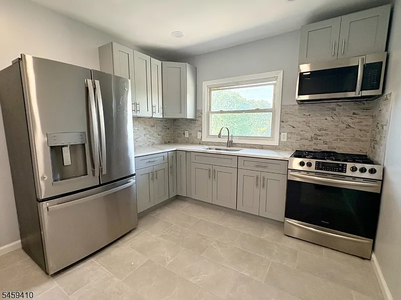 2 bed, 1.0 bath, $2,200 — Photo 3