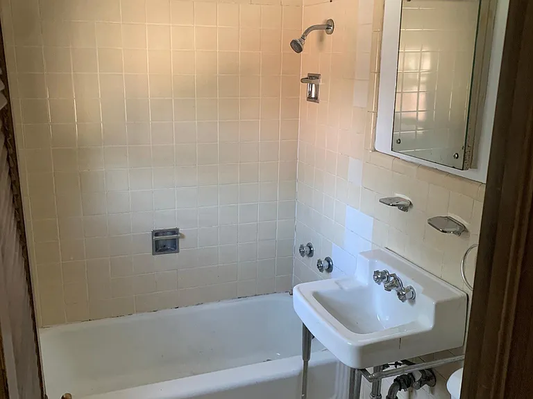 300 NW 21st St #5 — Photo 12
