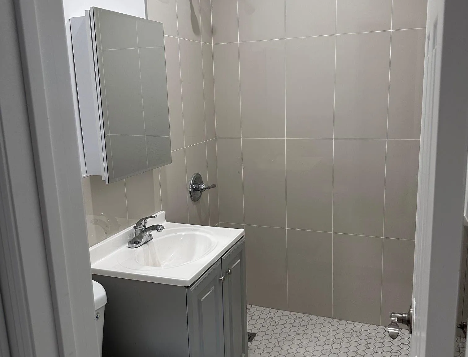 2 bed, 1.0 bath, 900 sqft, $2,800 — Photo 2