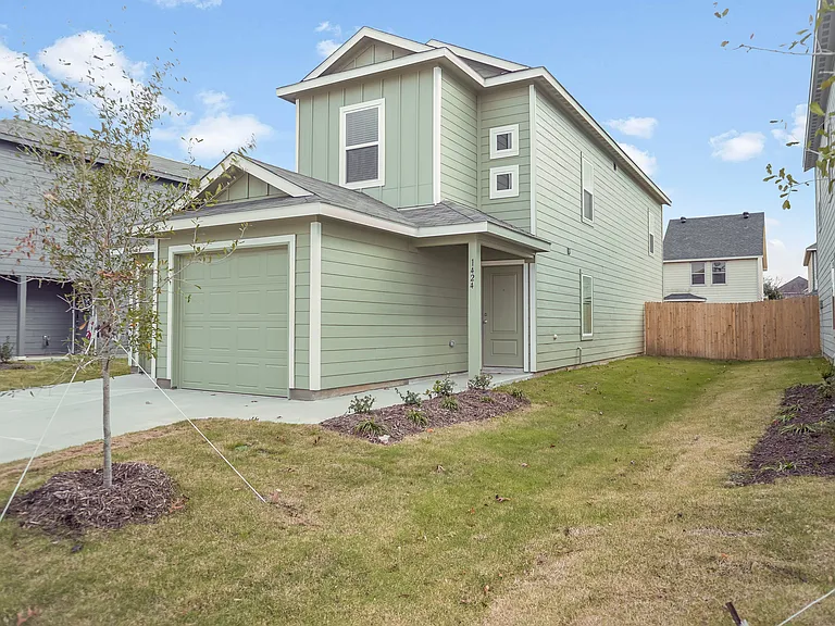 1424 Teak Ln — Photo 2