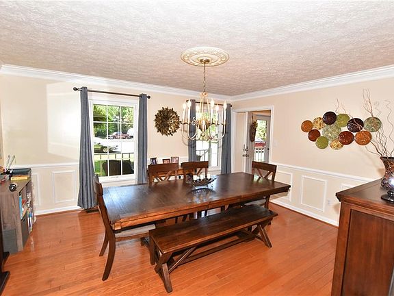 4th image of 105 Emerald Ct
