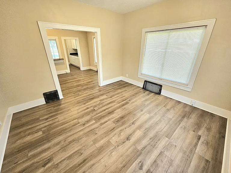 135 W Douglas St — Photo 3