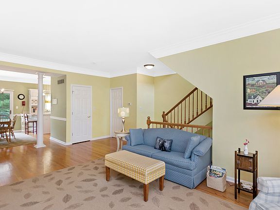 5th image of 409 W Hillgrove Ave