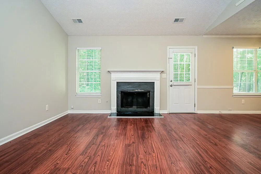 3 bed, 2.0 bath, 1242 sqft, $1,850 — Photo 3