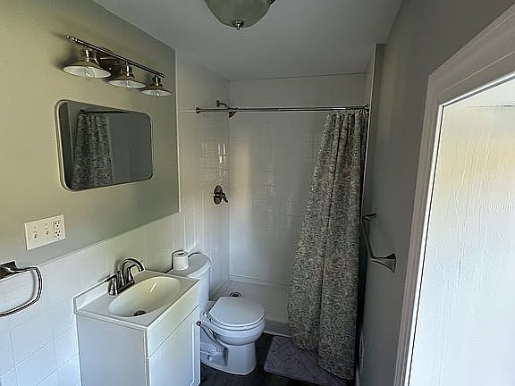 4th image of 967 McCormick Ln