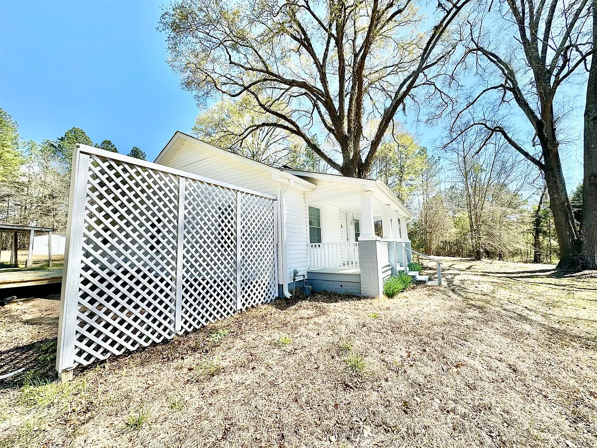 Building Photo - 690 Robertson Rd E