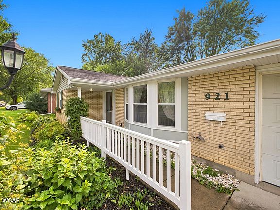 3rd image of 921 N Dale Dr