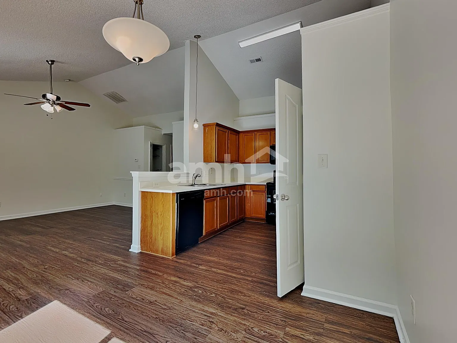 3 bed, 2.0 bath, 1622 sqft, $2,065 — Photo 4