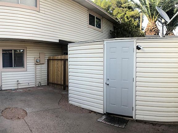 3rd image of 1093 E Fremont Dr