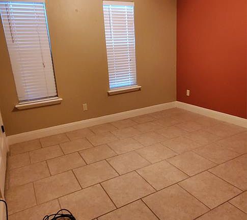 3rd image of 2690 Oak Manor Dr