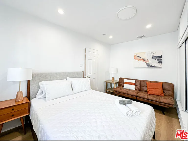 239 S Doheny Dr — Photo 14
