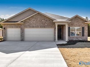 120 Cave Springs Cir, Owens Cross Roads, AL 35763