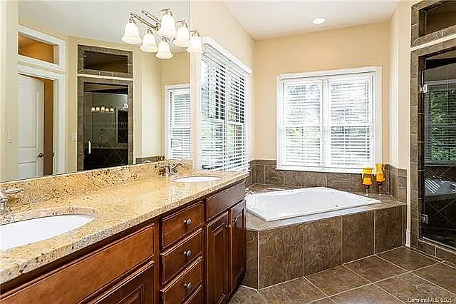 744 Golden Ridge Dr — Photo 3
