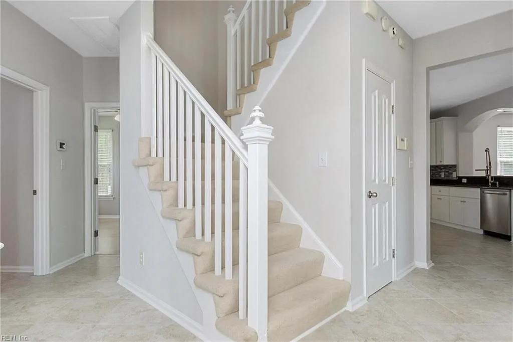 5 bed, 3.5 bath, 3200 sqft, $4,000 — Photo 4