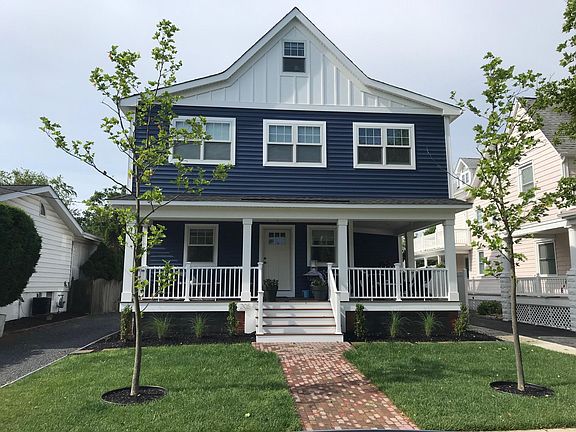 UNIT 1 ENTRANCE / FRONT PORCH