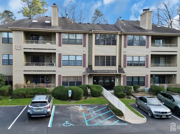 2804 Ridgefield Ct, Helmetta, NJ 08828