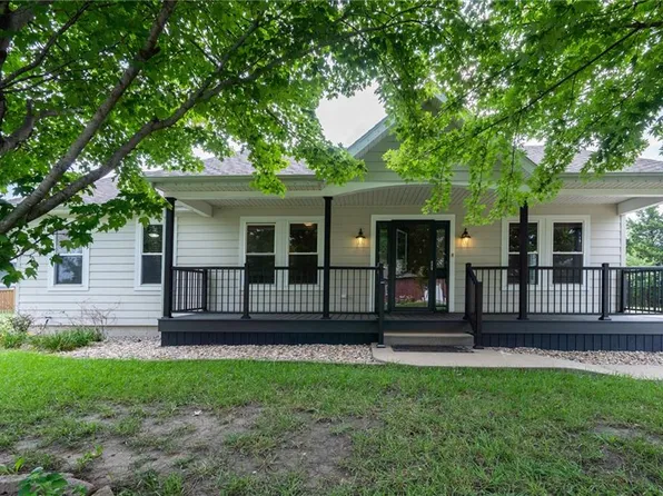 53 Lakeshore Dr, Garnett, KS 66032