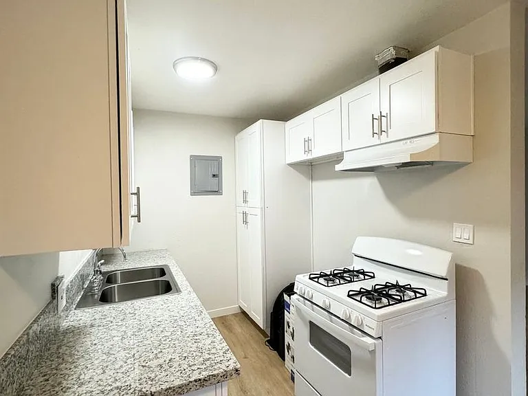 80 N Bonnie Ave — Photo 11