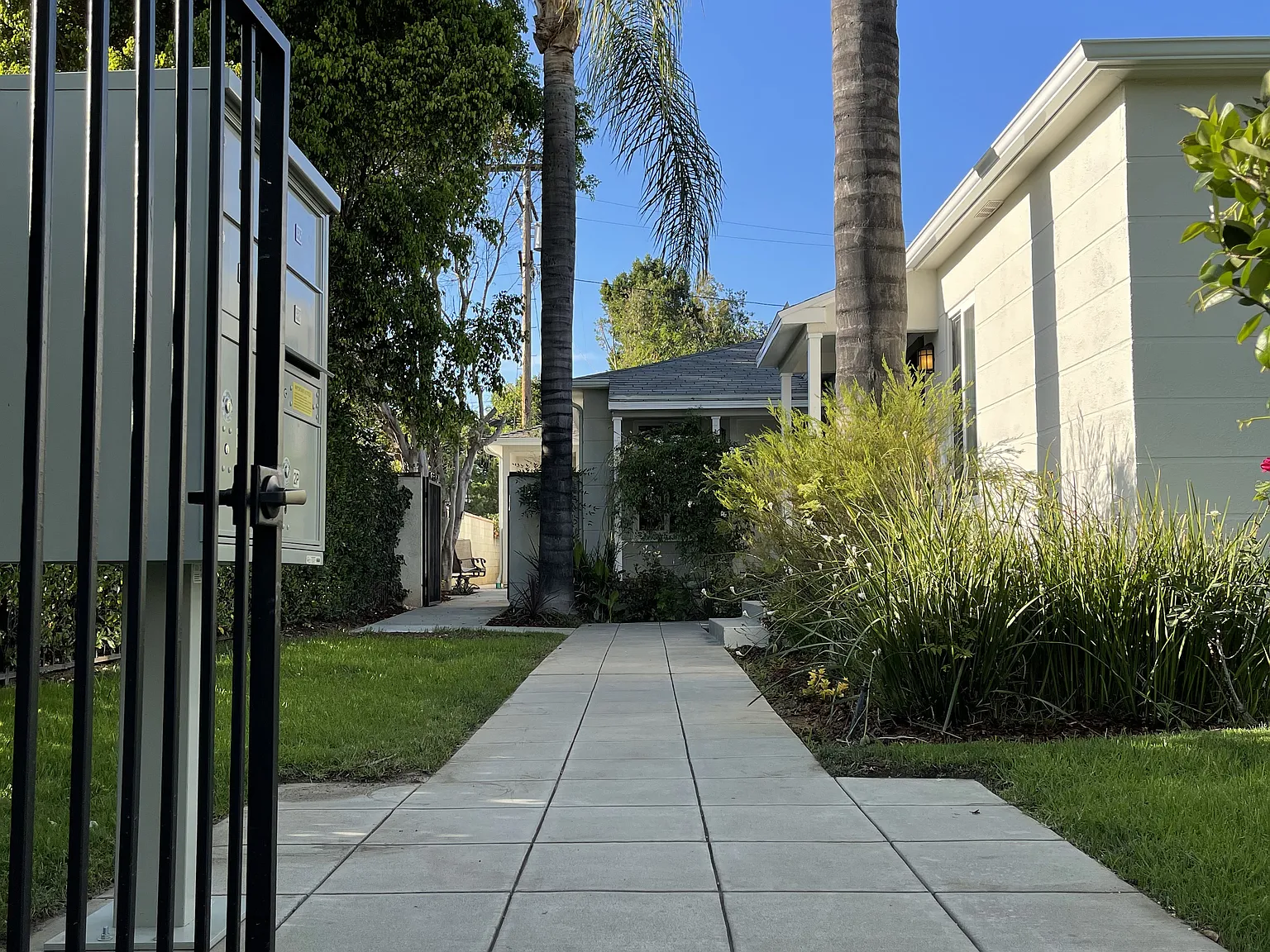 2 bed, 863 sqft, $3,190 — Photo 1