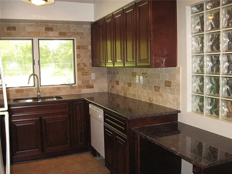 538 N Superior Ave — Photo 5