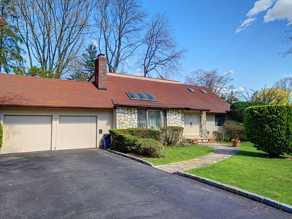4th image of 51 Crescent Dr.