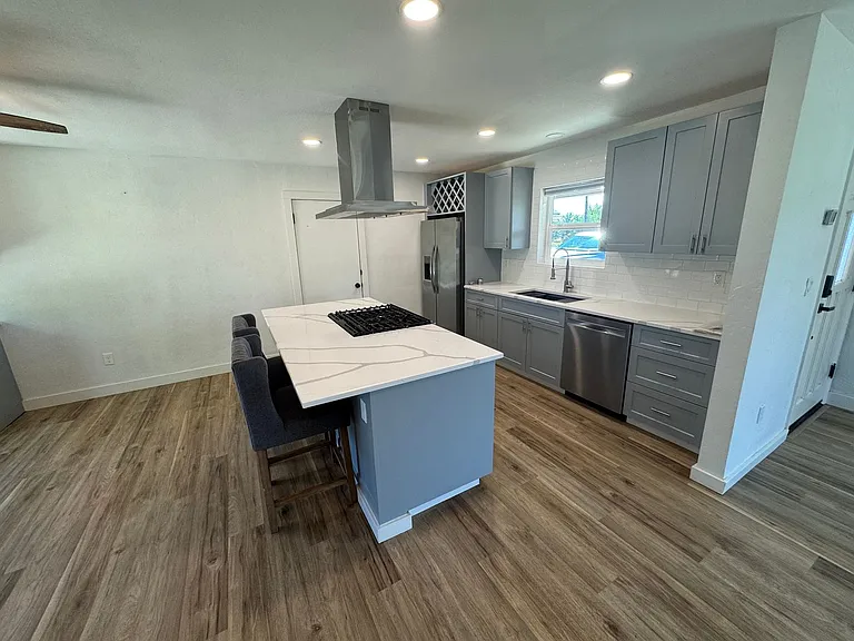6620 NE Pettibone Dr — Photo 3