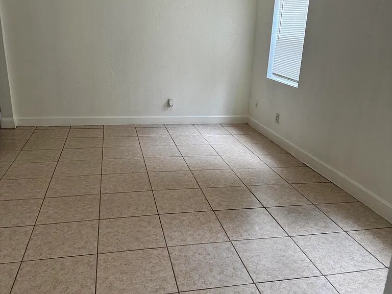 2221 NW 6th Ct — Photo 8
