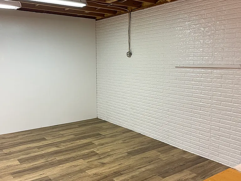 Basement bonus room. Would make a great workout room or workshop. Has a separate entrance from the garage.