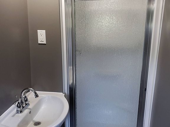 3rd image of 98 Leslie Frost Ln