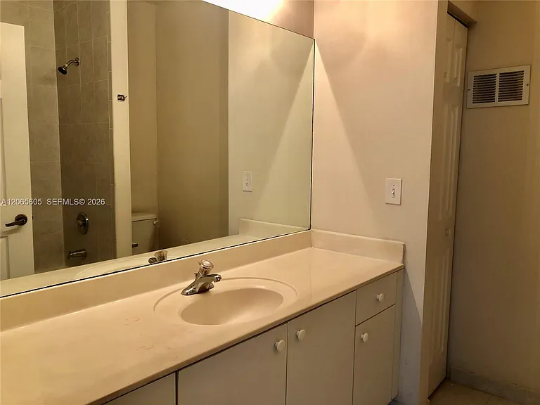 2733 NE 3rd Ct #103 — Photo 8
