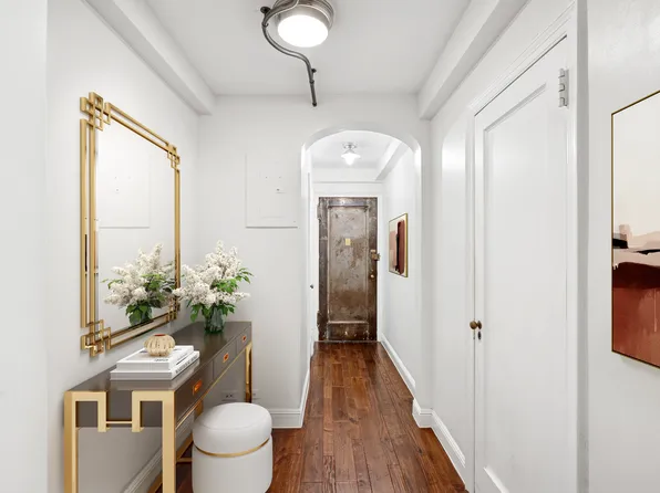 424 East 52nd Street image 11 of 16