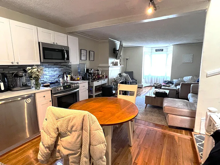 169 W 7th St #2 — Photo 3