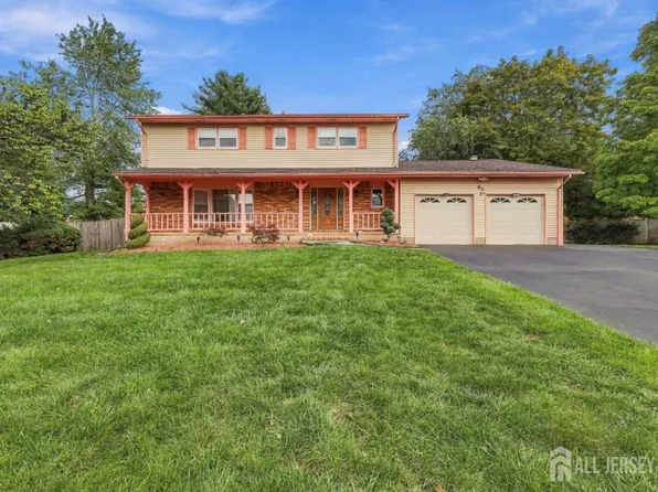 83 Hidden Lake Dr, North Brunswick, NJ 08902