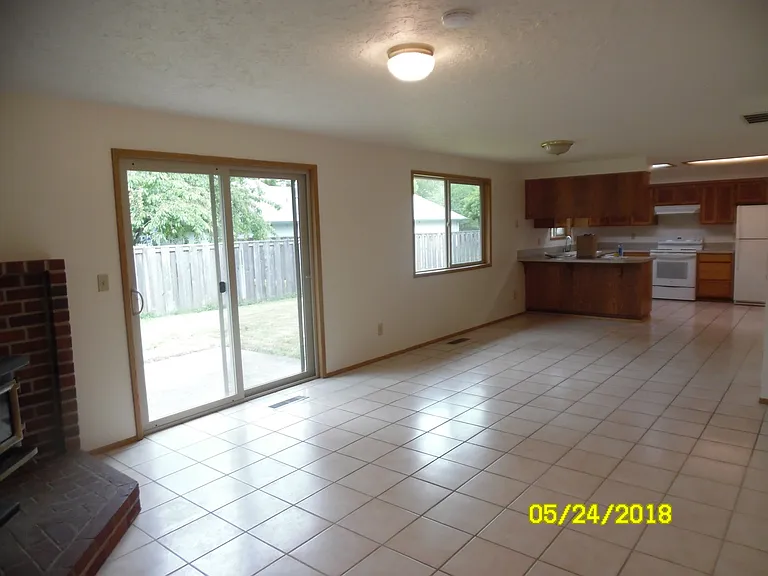 745 SE Alethea Way — Photo 2