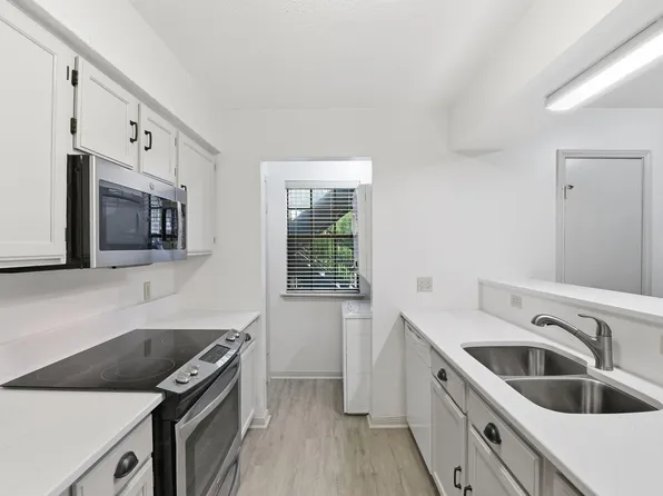 2402 Sycamore Ave APT B1, Huntsville, TX 77340