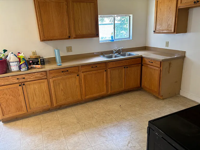 318 N Date St — Photo 9
